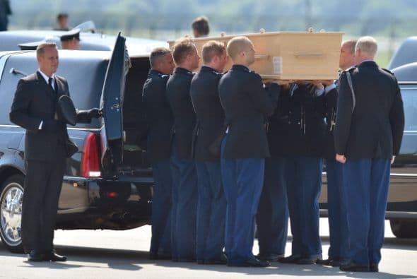 Holanda recibió con honores militares los primeros féretros con las víctimas del vuelo MH17. Están en duelo.