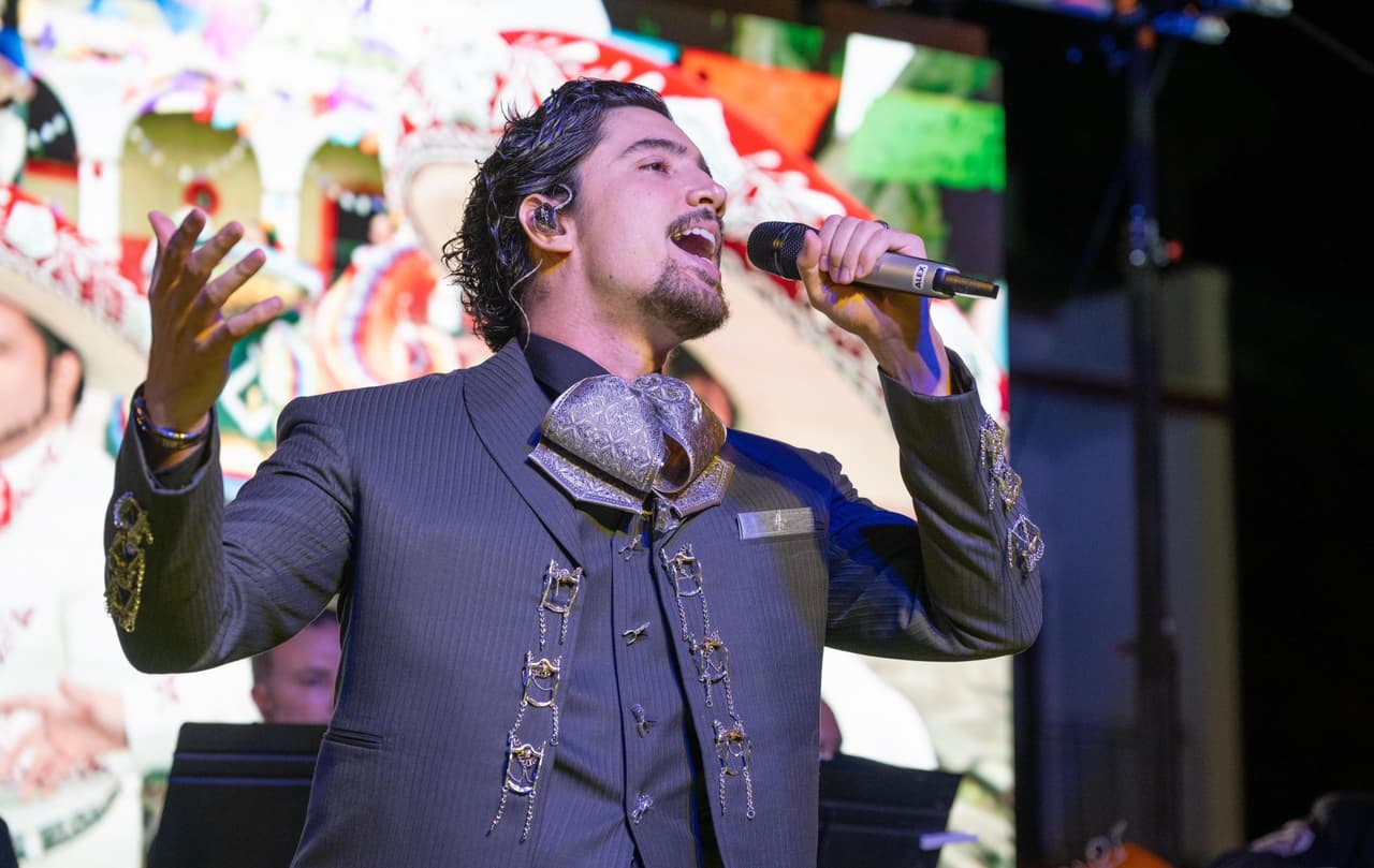 <b>Alex Fernández</b> será presentador de una de las 44 categorías que integran la 
<b><u><a href="https://www.univision.com/shows/premio-lo-nuestro/premio-lo-nuestro-2025-lista-completa-de-artistas-nominados-y-como-votar" target="_blank">lista de nominados</a></u></b>.