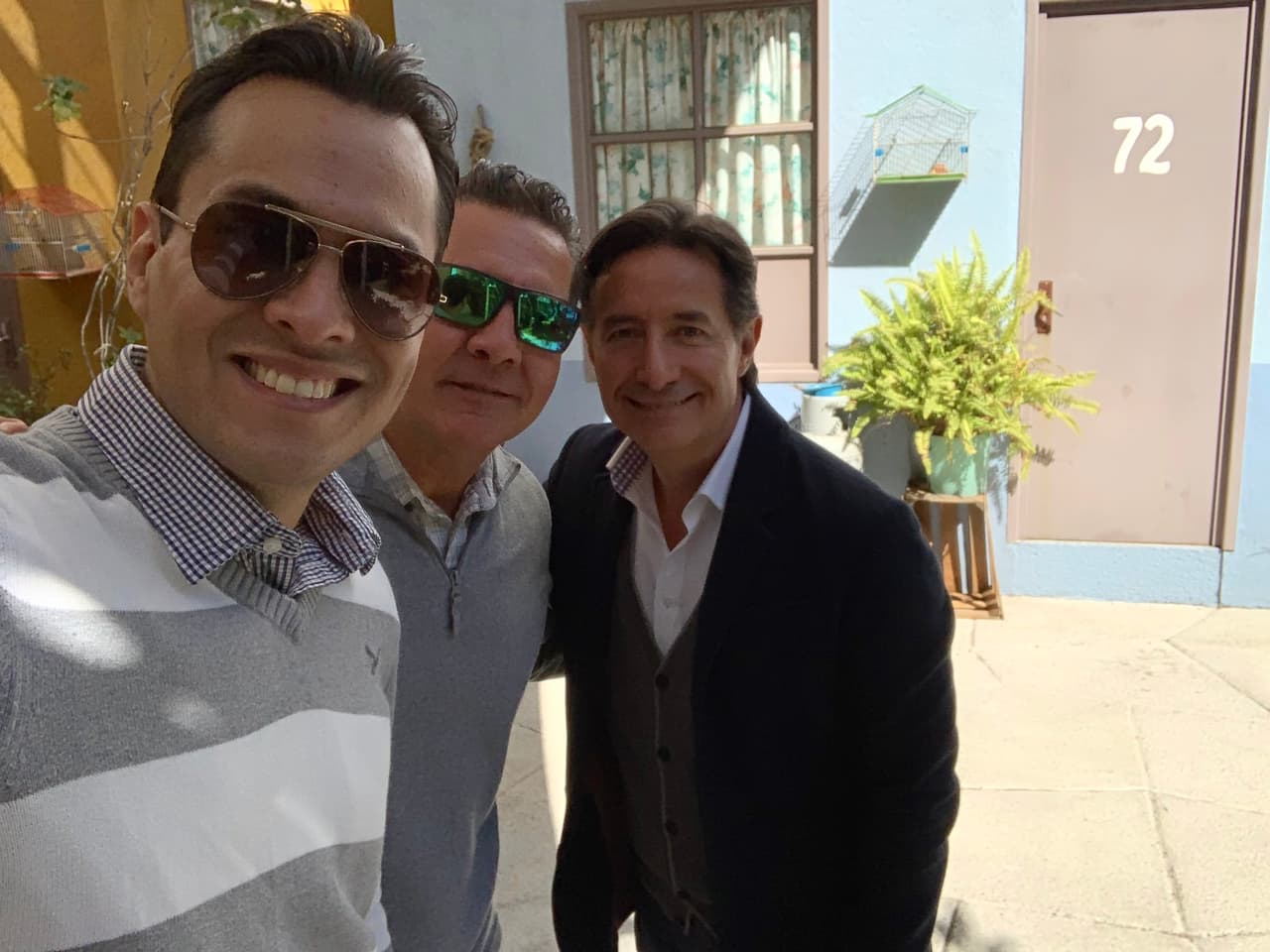 Aunque en el tráiler no aparece, el documental, titulado ‘Con permisito dijo Monchito’, también contará con la participación de Roberto Gómez Fernández, el hijo de Chespirito, tal y como lo muestra Miguel Valdés, uno de los nietos de Don Ramón, en su cuenta de Twitter.