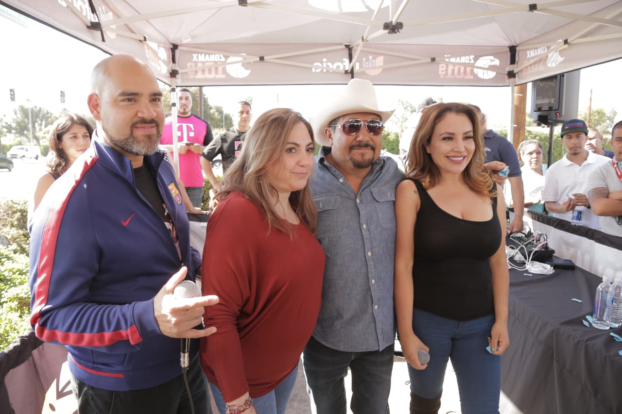 'El Bueno, La Mala y El Feo' entregando boletos en la ciudad de Carson.