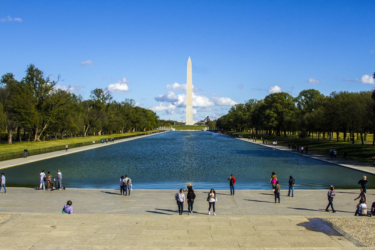Frente a él, la vista a su piscina reflejante y al Monumento a Washington representa un paisaje icónico que ha sido retratado en múltiples manifestaciones del arte y la cultura popular del país.