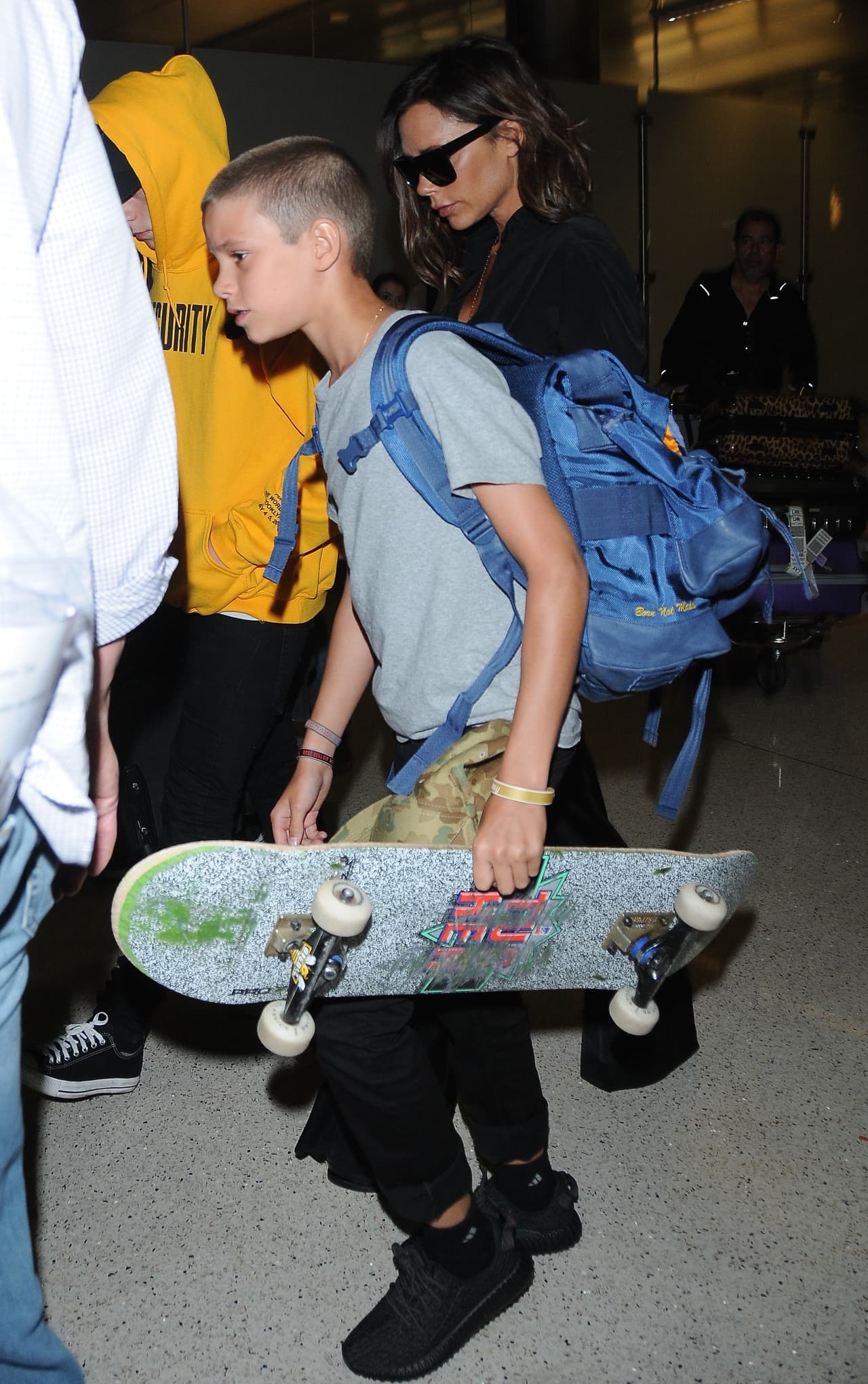 El intrépido de los chicos es Cruz Beckham, quien bajó del auto con su patineta.