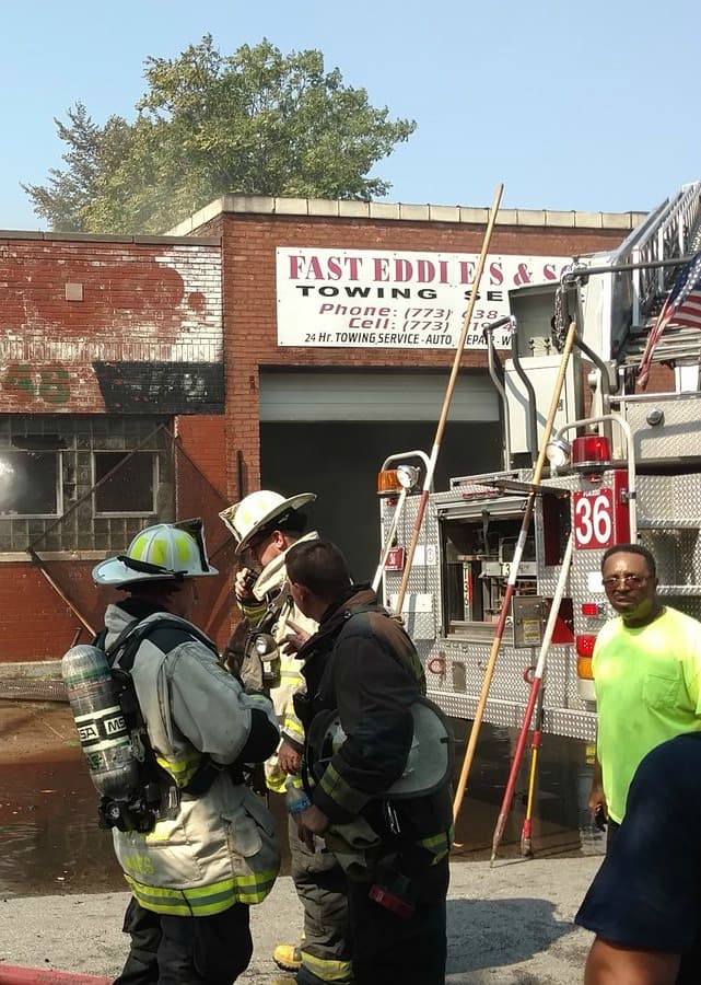 Bomberos tratan de apagar un incendio al norte del barrio de Lawndale. Por ahora no se ha informado qué pudo haberlo provocado.
