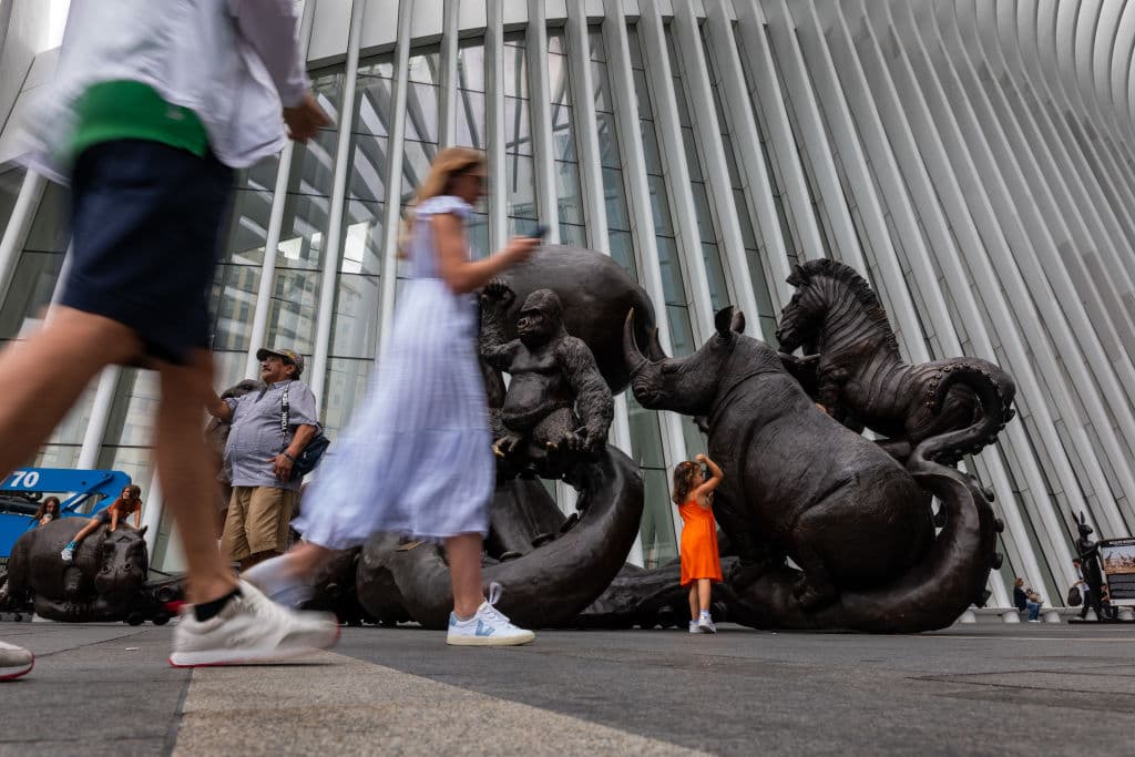 Alrededor de la escultura 'The Arms of Friendship', conocedores de los distintos animales comparten datos sobre lo que saben de ellos.