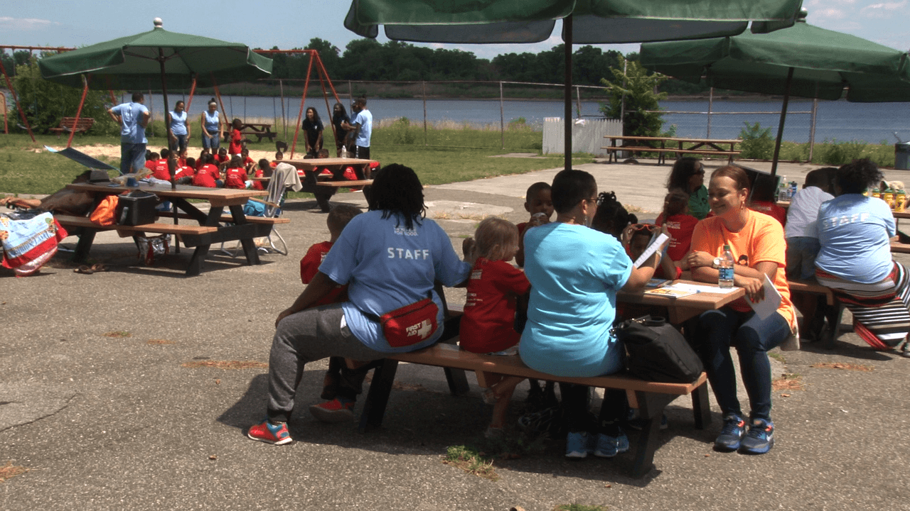 El locutor de La X tuvo la oportunidad de compartir con los niños en el Día de Lectura del campamento.