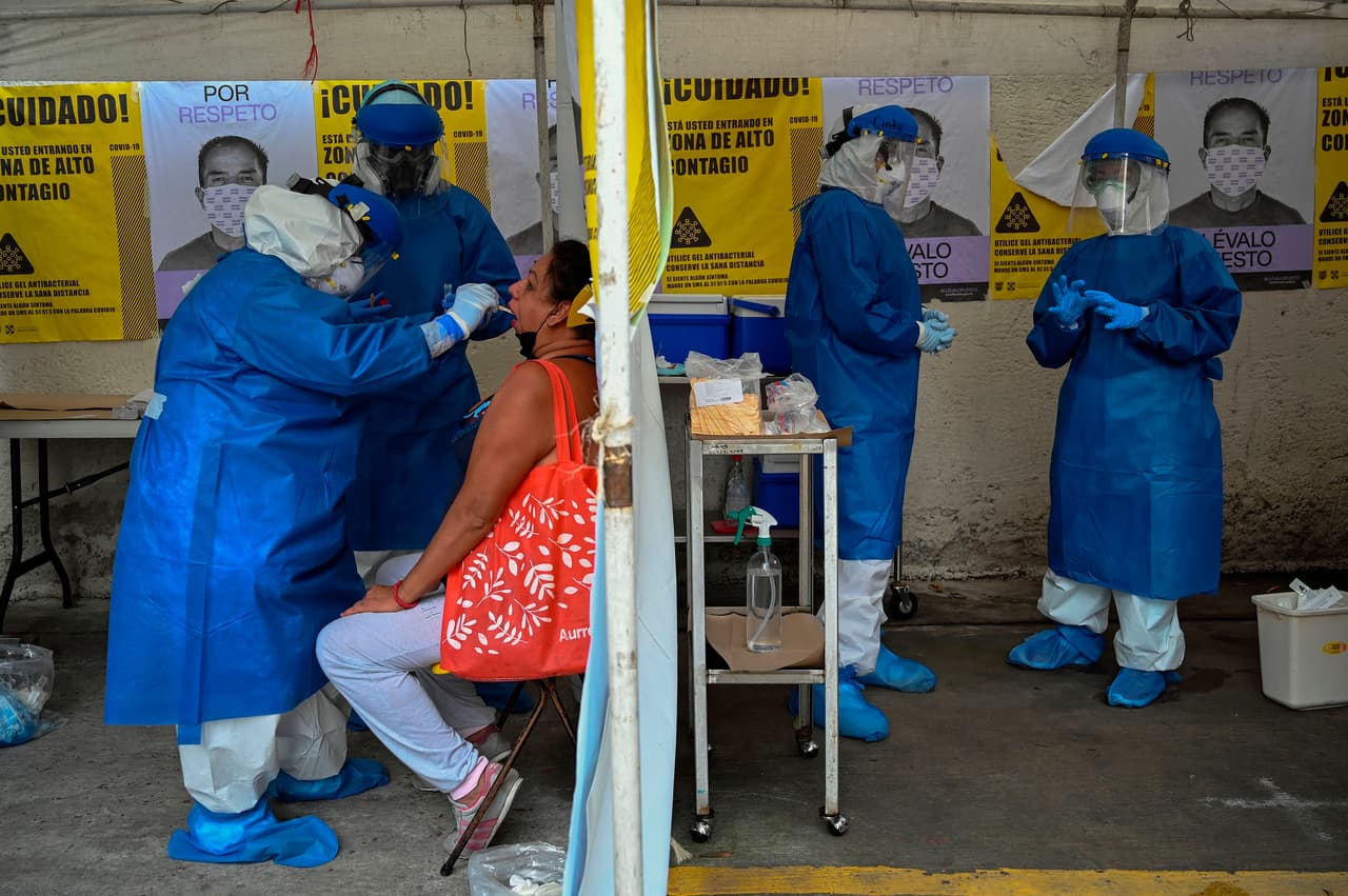 <h3 class="cms-H3-H3">Pruebas en barrios </h3>
<br>
<br>El gobierno de la Ciudad de México decidió establecer un prgrama de atención local en casi 160 colonias donde se notificaron altas cifras de contagios, basado en la aplicación general de pruebas para quien lo requiriera. Actualmente la administración de Claudia Sheinbaum realiza cerca de 4,000 pruebas diarias, muchas veces dentro de instalaciones montadas en plena calle, con trabajadores protegidos con máscaras y equipos especiales.
<br>
<br>