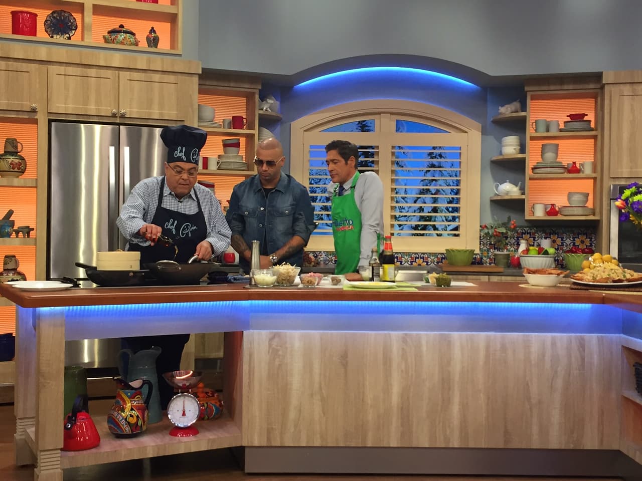 Wisin estuvo muy atento a las instrucciones y resultó un experto en la cocina.