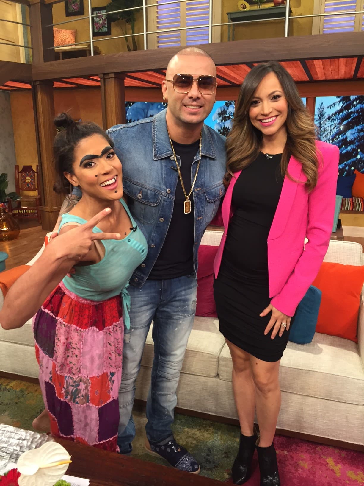 Satcha no podía dejar de tener una foto con el dueto del momento.