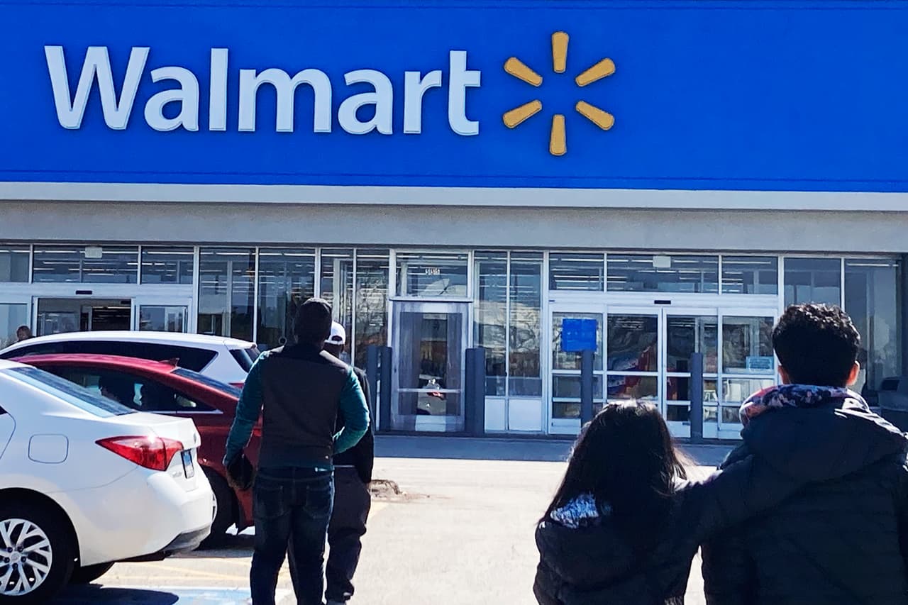 Walmart ahora dará bonos de hasta $1,000 al año: ¿pueden sus trabajadores cubrir el costo de vida en EEUU?