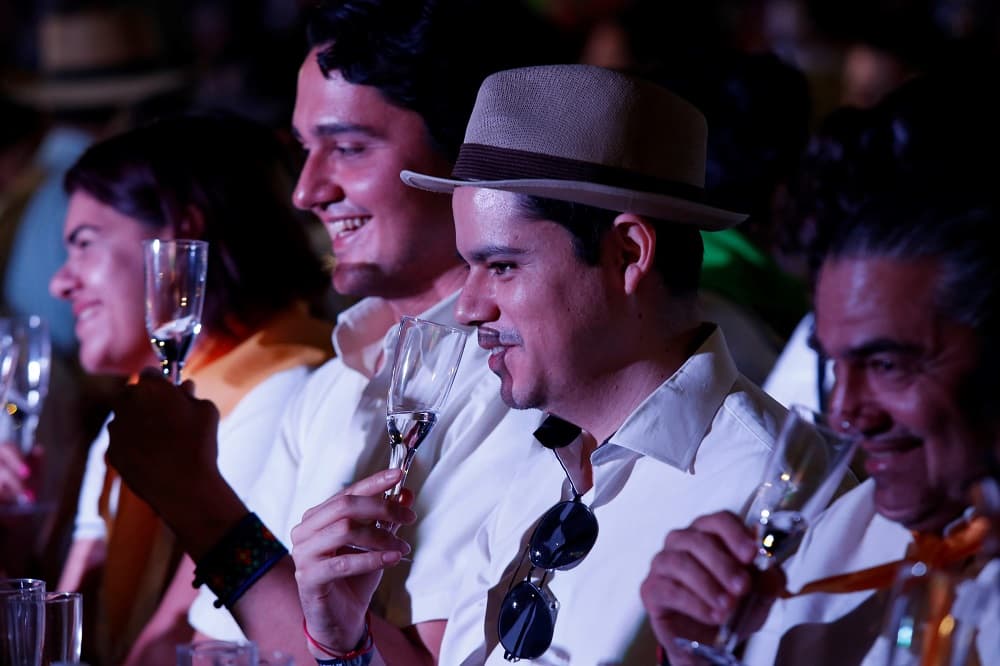 Durante el acto, conocieron las características de olor y sabor de tres tipos de tequila: el blanco, el reposado y el añejo. En total, se sirvieron 150 mililitros de tequila
<b> </b>de unas "430 botellas", dijo a la prensa el secretario de Turismo estatal, Germán Ralis.