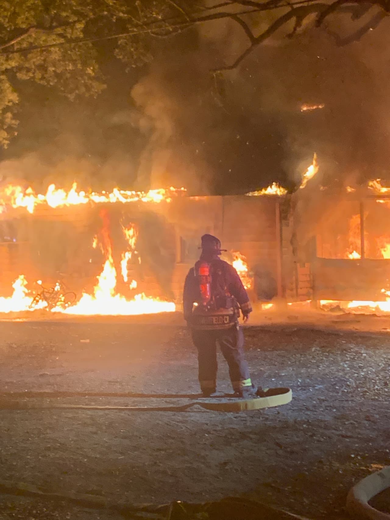 Las llamas consumieron la vivienda localizada en el 1006 de la calle Jones poco después de las 4 de la mañana.
<br>