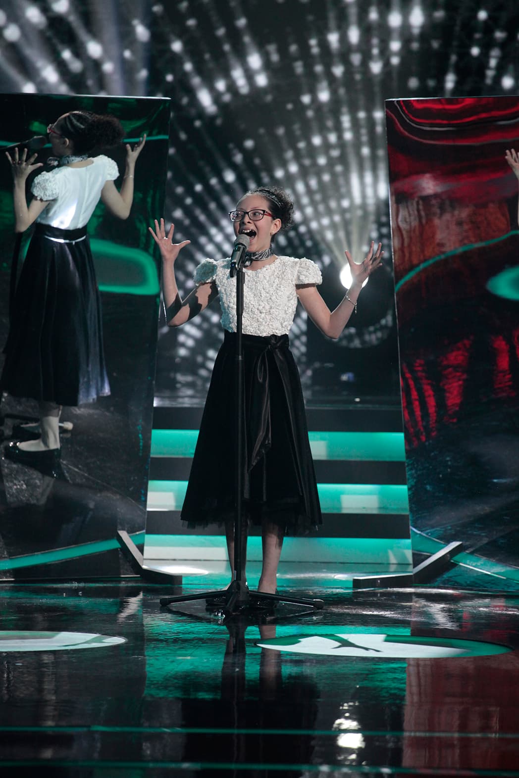 A Taisia le tocó cantar el tema 'All By Myself' de Celine Dion. Fue tal la intensidad de su interpretación que Miguel Bosé no pudo evitar llorar.