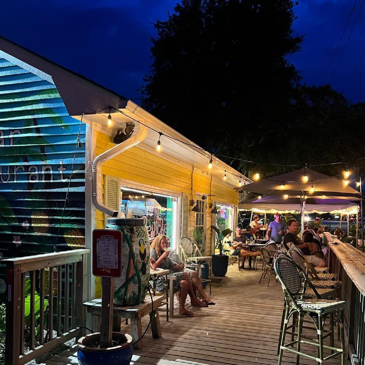 Esta vibrante ciudad de playa y la isla transitable también ofrecen excelentes lugares de compras en boutiques de playa, tiendas de surf y pueblos al aire libre cercanos.