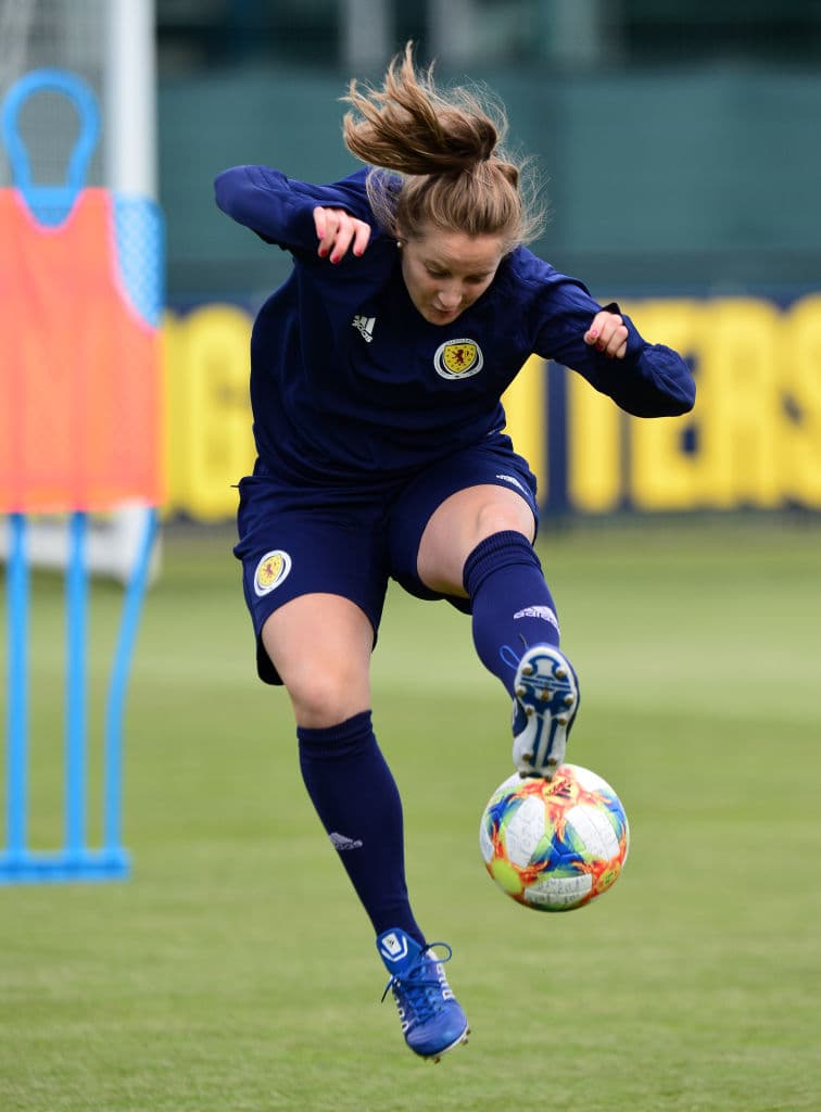 La Selección femenil de Escocia cerró su preparación para participar en su primera aventura en una Copa Mundial Femenina cuando el domingo próximo hagan su presentación en una competencia de esta envergadura ante, ni más ni menos que, Inglaterra, una nación con una gran rivalidad en el campo de fútbol sin importar la rama o la categoría. En medio de la última práctica antes de viajar a Francia algunas jugadoras participaron en una interesante sesión fotográfica.