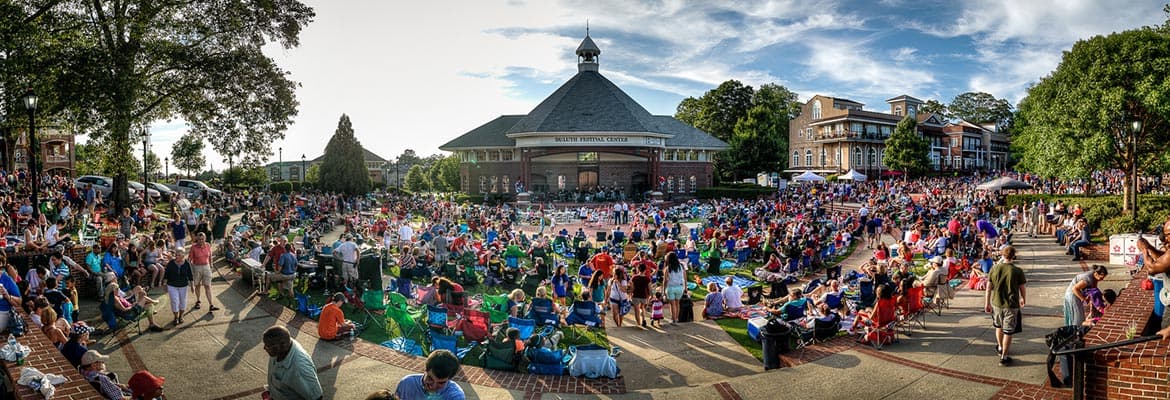 <b>Duluth Fall Festival</b>
<br>
<b>Fechas</b>: 30 de septiembre y 1 de octubre
<br>
<b>Lugar</b>: Downtown Duluth
<br>
<b>Sitio web</b>: 
<a href="https://duluthfallfestival.org/">https://duluthfallfestival.org/</a> 
<br>
<br>Popular festival anual de otoño en el centro de Duluth, con más de 180 vendedores de artesanías, comida, desfiles, música y más.