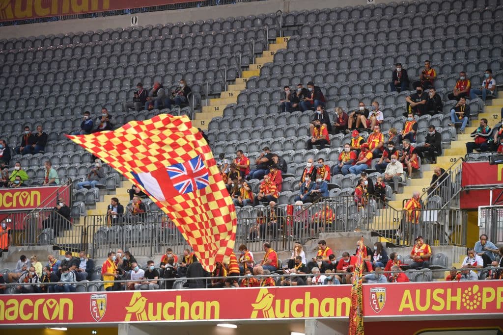 Los aficionados regresan a las canchas. Hay un total de 5,000 asistentes.
