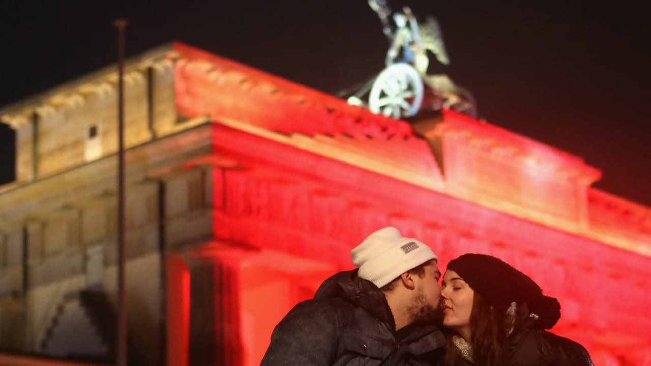 Monumentos como la Puerta de Branderburgo en Alemania se iluminaron para ser testigos del festejo.