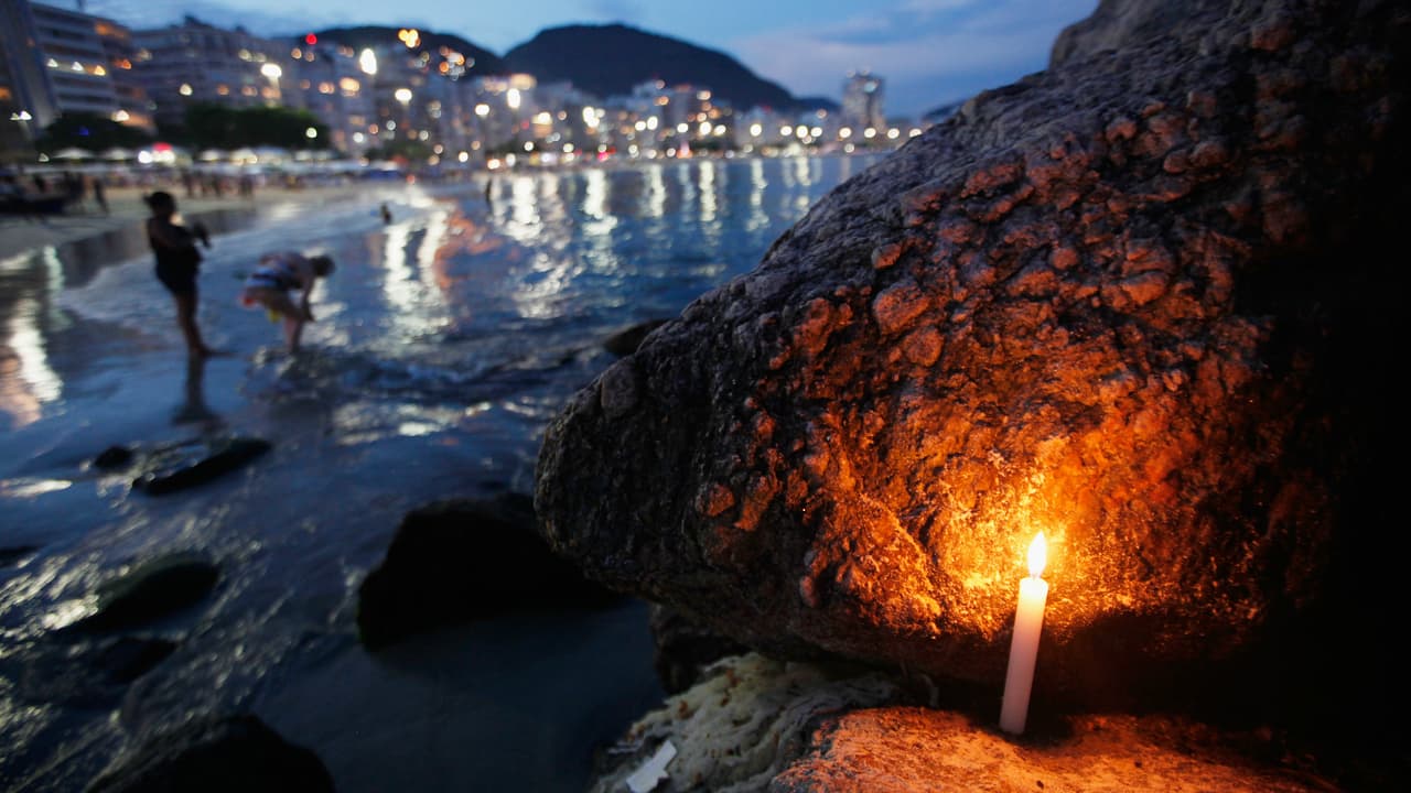 Otra tradición en la playa se realiza en Copacabana, Brasil, donde algunas personas colocan velas en la arena para pedir buenos deseos en el nuevo año.