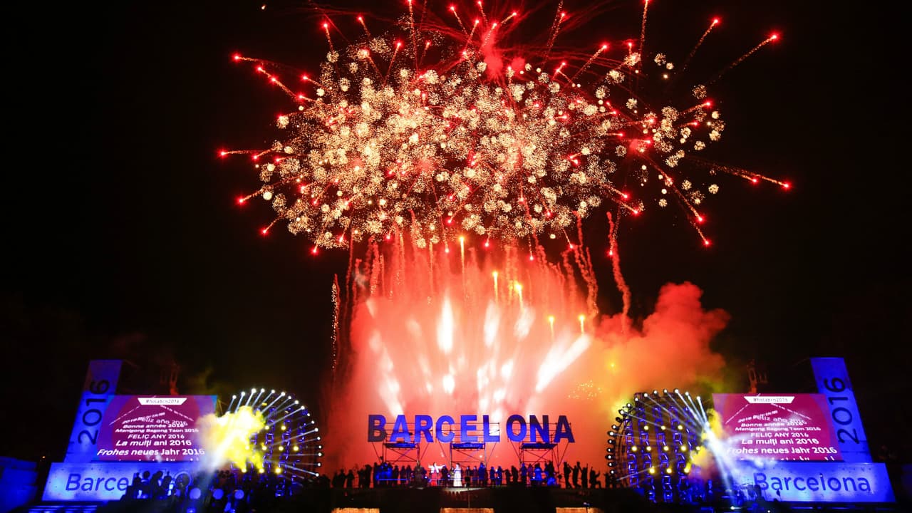 Luces y fuegos artificiales también iluminaron el cielo de Barcelona, España.