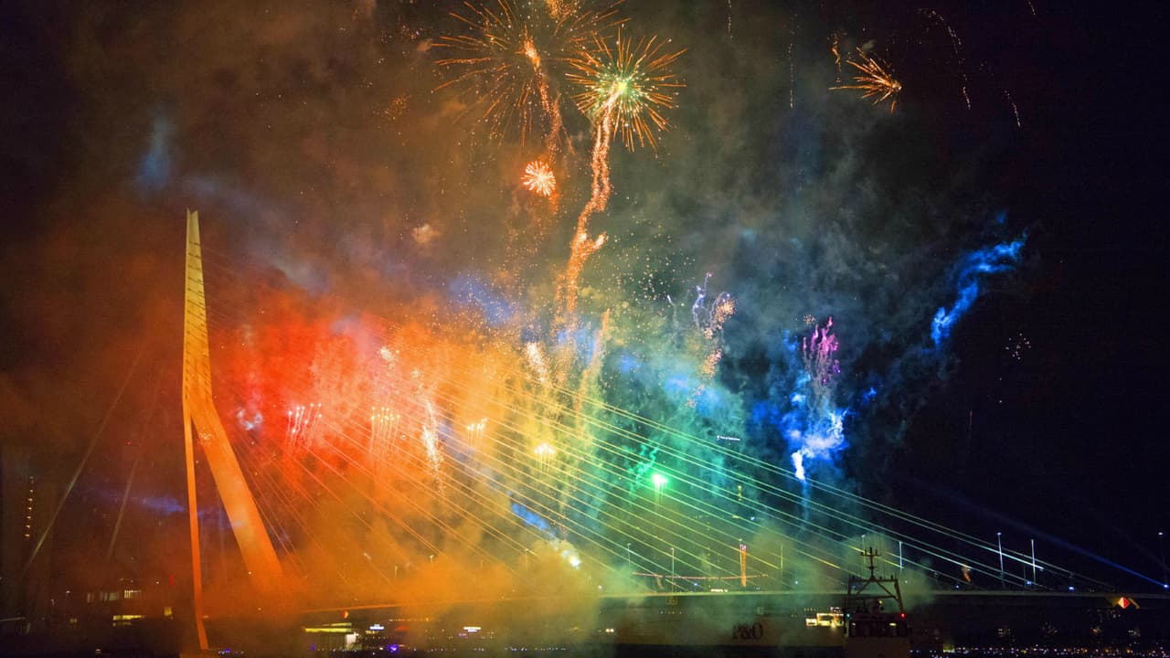 Fuegos artificiales decoran el puente de Erasmusbrug en Amsterdam, Holanda.