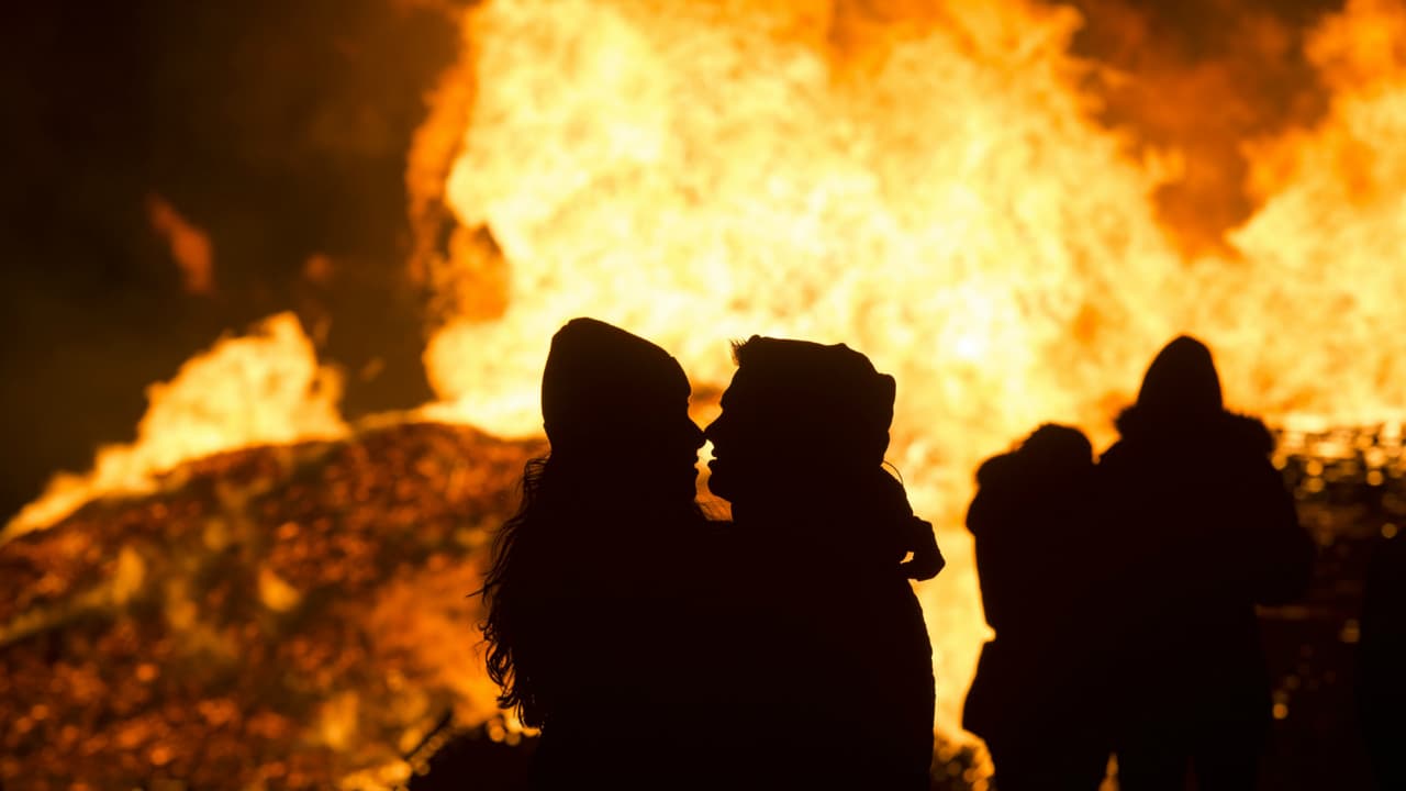También, una de las tradiciones holandesas es hacer una enorme fogata en la playa de Scheveningen.