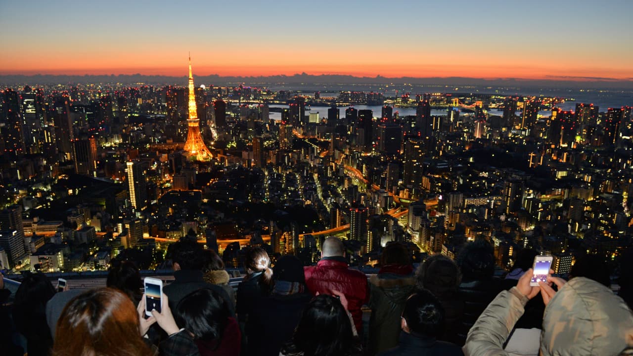 En Japón, cientos de personas se reunen en Tokio para ver el primer amanecer del año.