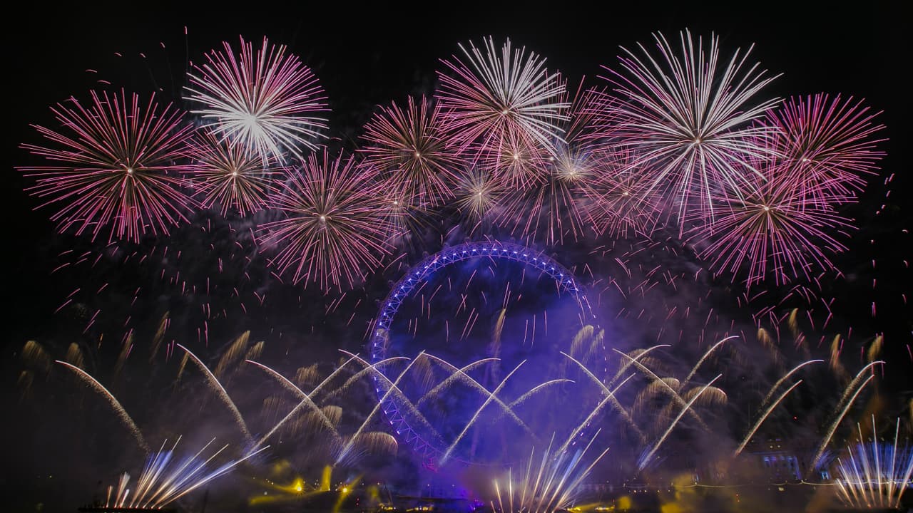 En Londres, Inglaterra, 'El ojo' se iluminó bajo los fuegos artificiales.