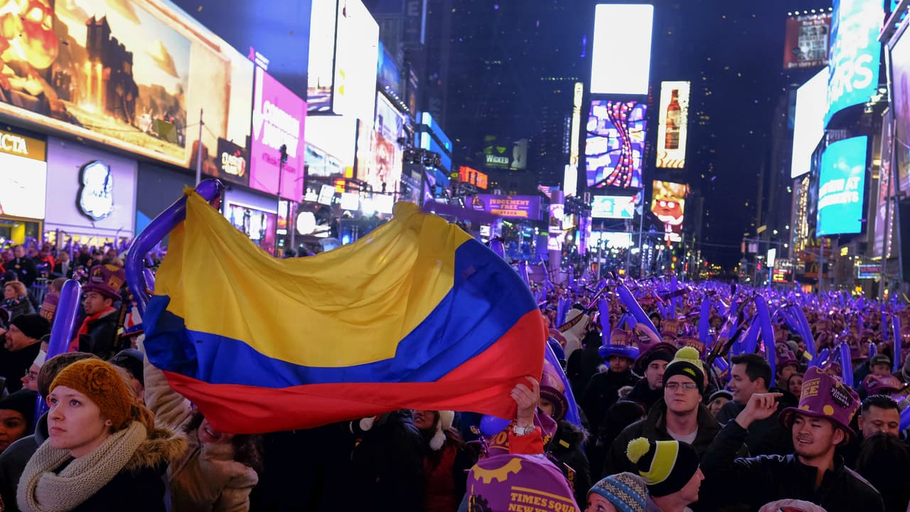 Personas de todo el mundo se reunen en Times Square para hacer el tradicional conteo de Año Nuevo.