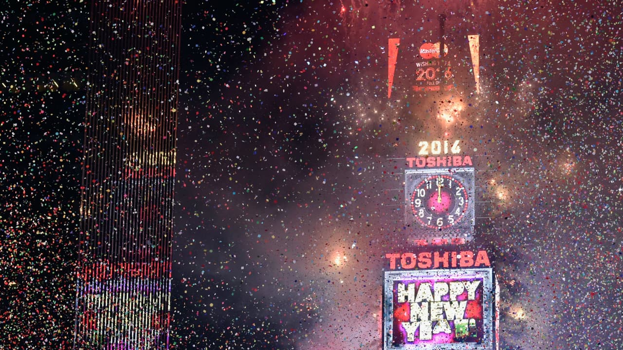 Times Square se ilumina en punto de la media noche frente a miles de espectadores, incluso a nivel mundial gracias a las transmisiones en vivo.
