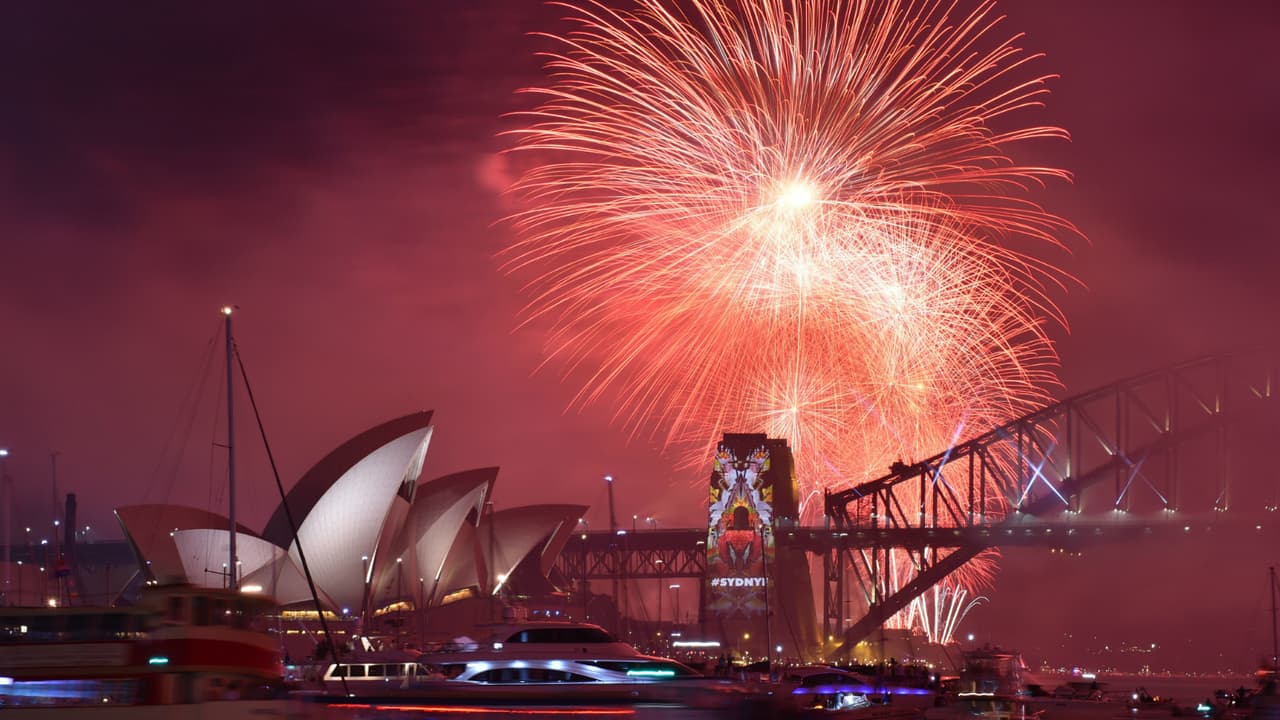 El cielo de Sydney, Australia, y el recinto de la Ópera se llenaron de color para recibir el Año Nuevo.