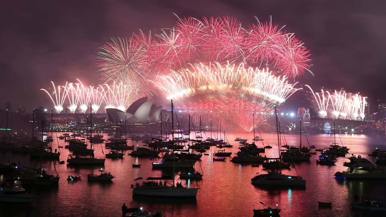Una ráfaga de color dio vida al icónico puente Harbour, también en Sydney.