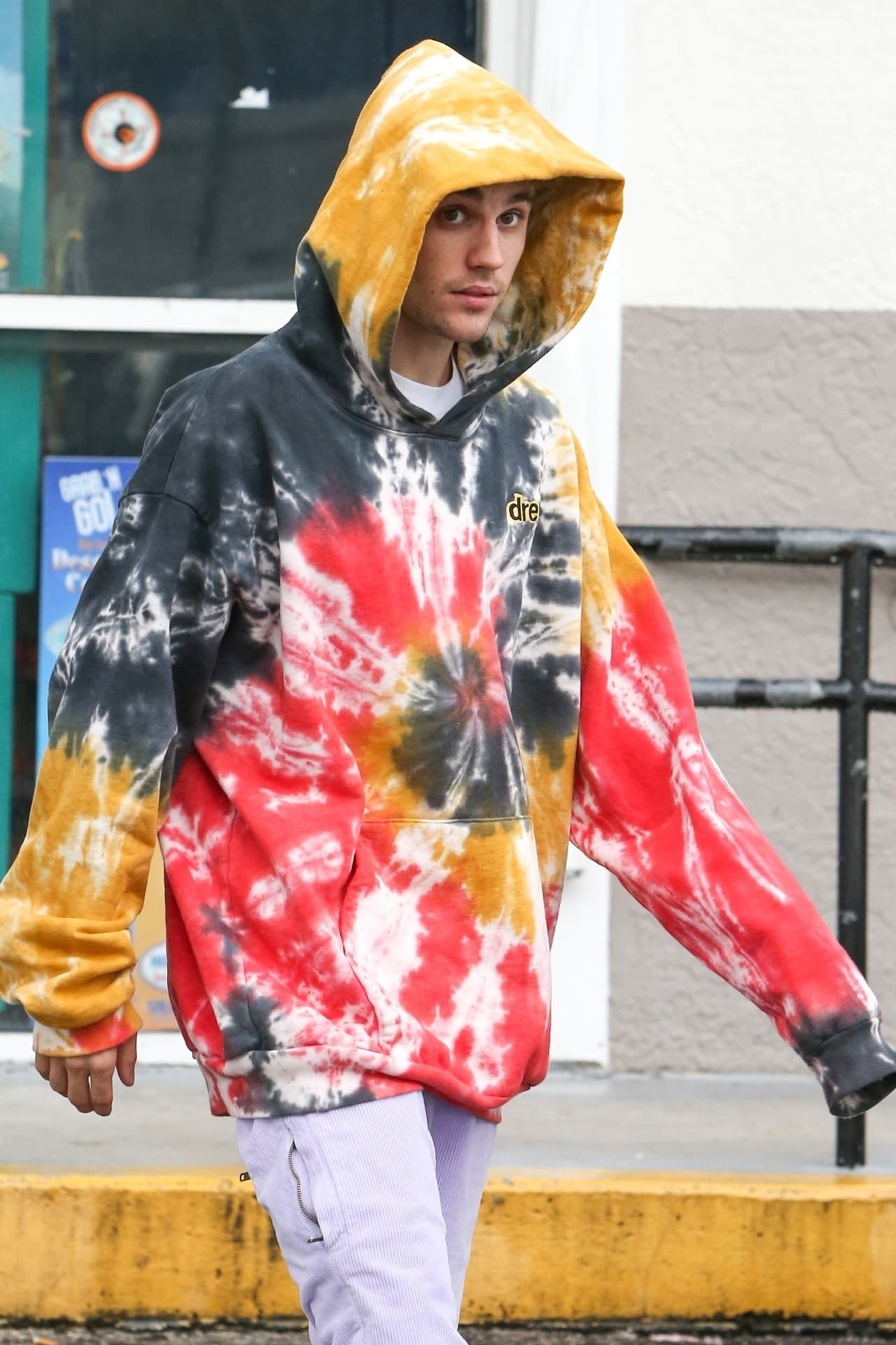 Y al terminar, se dirigió nuevamente al vehículo en el que llegó con su guardaespaldas para seguir con su camino, rumbo al aeropuerto.