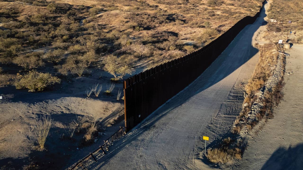 Trump retoma el plan del muro fronterizo en Arizona y espera terminarlo al fin de su mandato