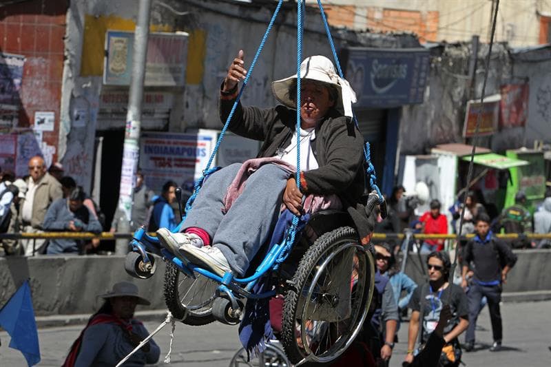 "No me importa la vida, son 25 años que estoy en esta silla y nunca ha recibido ninguno de los derechos. Hemos venido a dignificar la vida de las personas con discapacidad, estamos pidiendo lo que es nuestro derecho", dijo Rosmery Huarita a los medios.