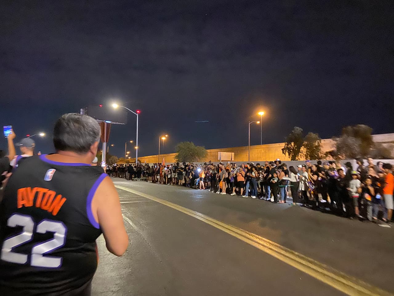 Con una calle de triunfo los seguidores de los Phoenix Suns los esperaron cerca del Aeropuerto Sky Harbor de Phoenix.