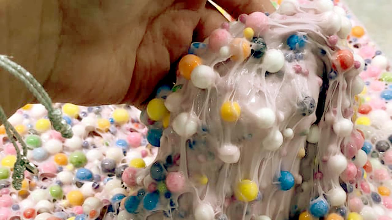 "Para Clara el slime significa sonrisas y ella espera llevar esas sonrisas a otros niños. Es como una pelota para quitar el estrés, la ayuda a relajarse", explicó su mamá. "Ella ha visto niños en los pasillos de la unidad de oncología que la inspiraron para ayudarlos".