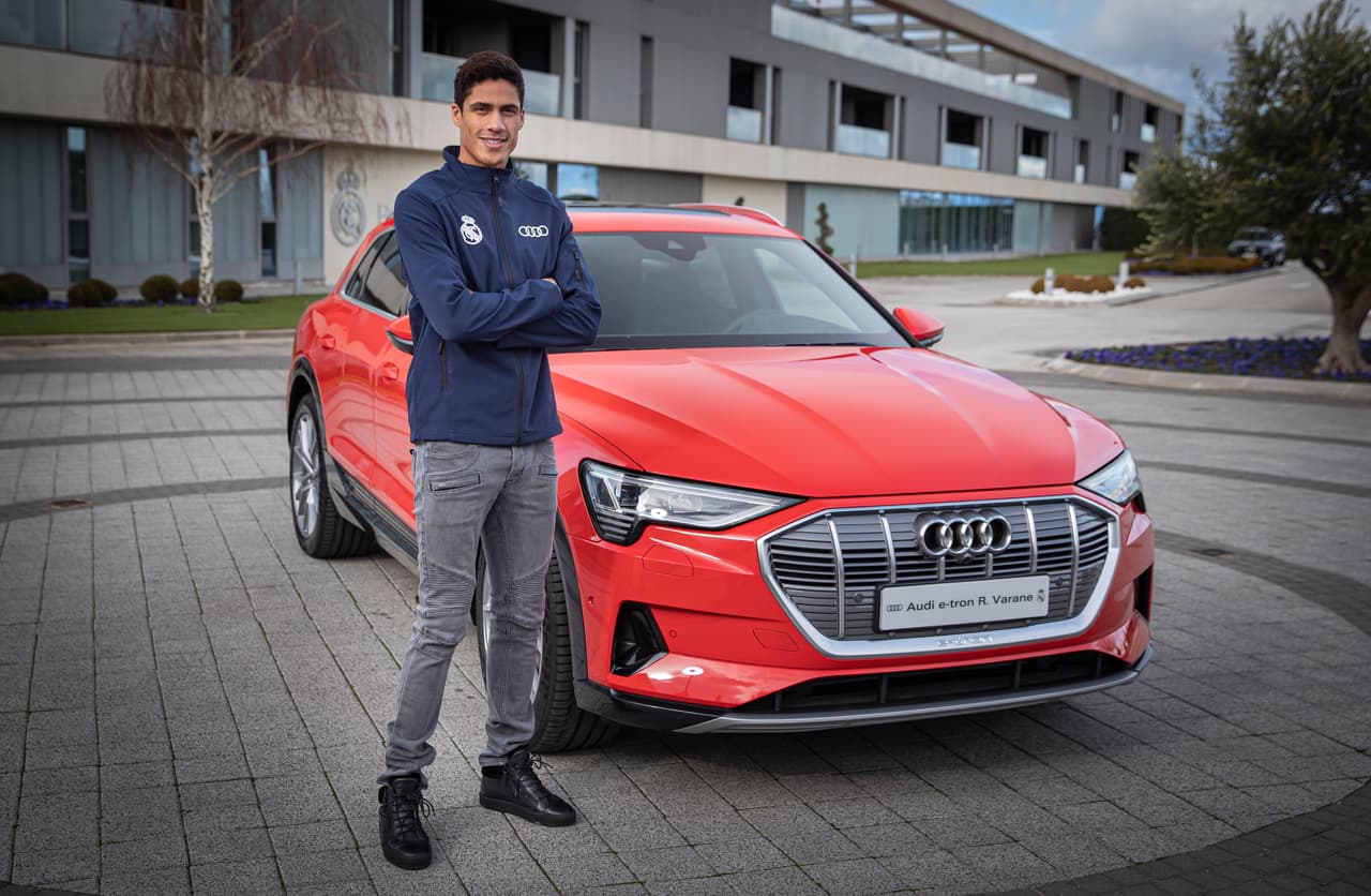 <b>Raphael Varane</b> fue el único jugador en escoger el Audi e-tron 55 de color Rojo, un vehículo que se destaca por su vanguardista tecnología de propulsión eléctrica.