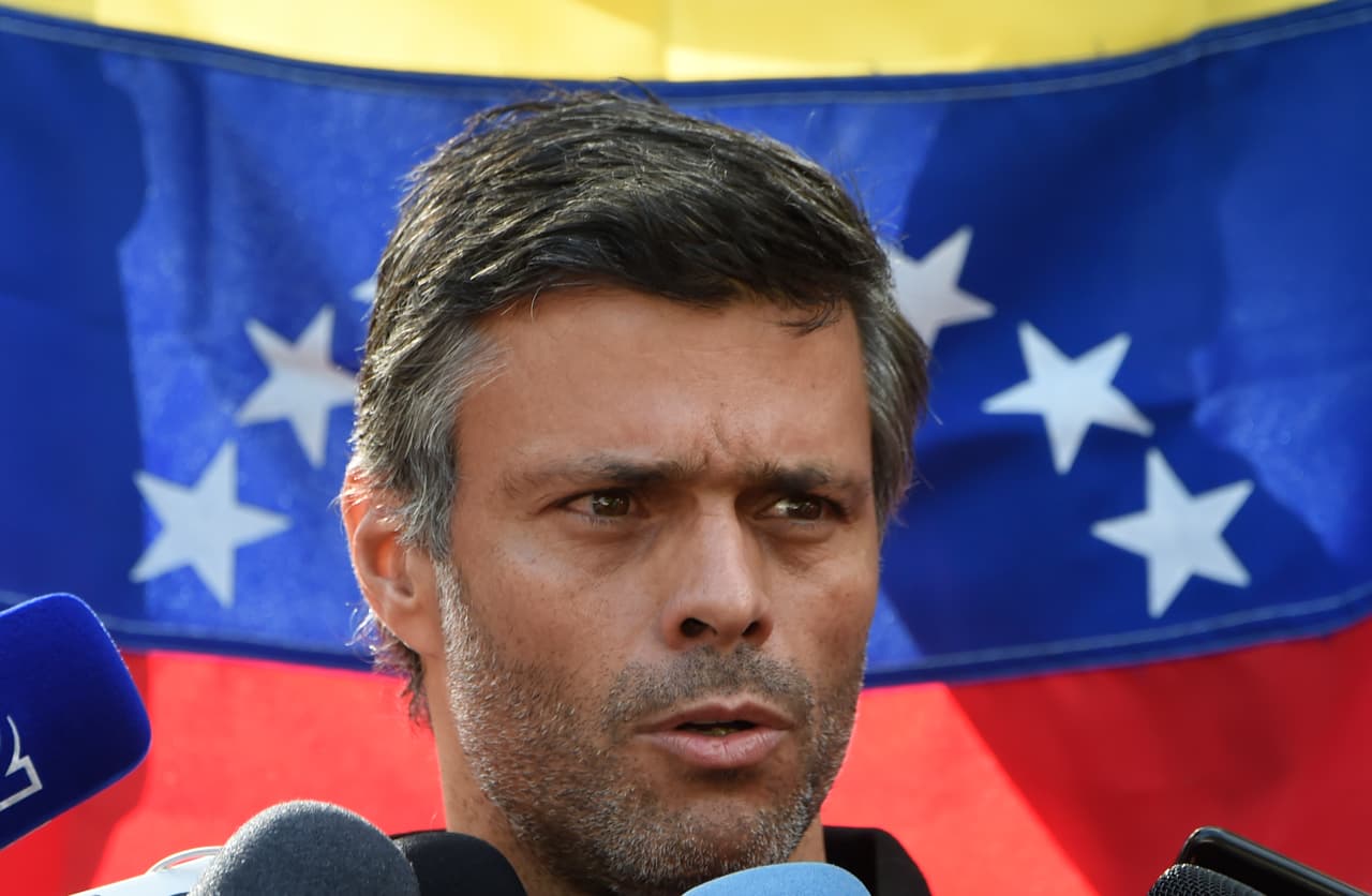 El líder opositor venezolano, Leopoldo López, salió de la residencia del embajador de España en Caracas este sábado. López estaba como huésped en este lugar desde el 30 de abril del 2019.