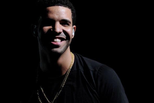 El rapero canadiense Drake, quien entró al mundo del entretenimiento a los 15 años y no terminó la preparatoria, celebró esta semana que por fin obtuvo su diploma de secundaria, a los 25 años de edad.
