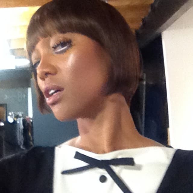 “Esta mañana decidí mostrarles un poco de mi verdadero yo", dice el texto que acompaña su foto. “Quería difuminar un poco mis ojeras, pero me dije: ‘No, Tyra, muéstrales quién eres’”