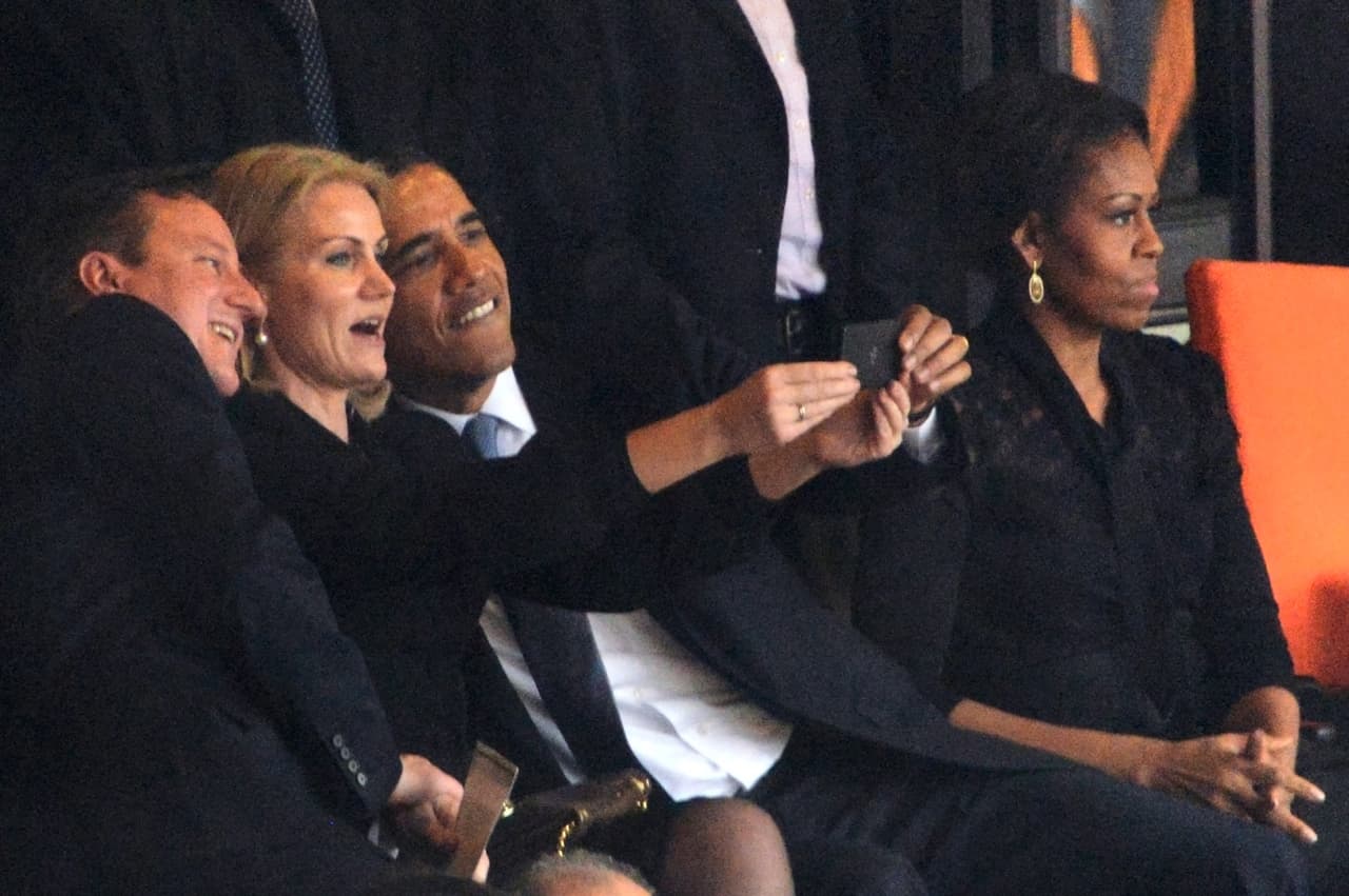 En el funeral de Mandela, ante el comentadísimo selfie de Obama con la Primera Ministra danesa, Helle Thorning-Schmidt, y el Primer Minisitro británico, David Cameron, Michelle supo guardar la compostura.