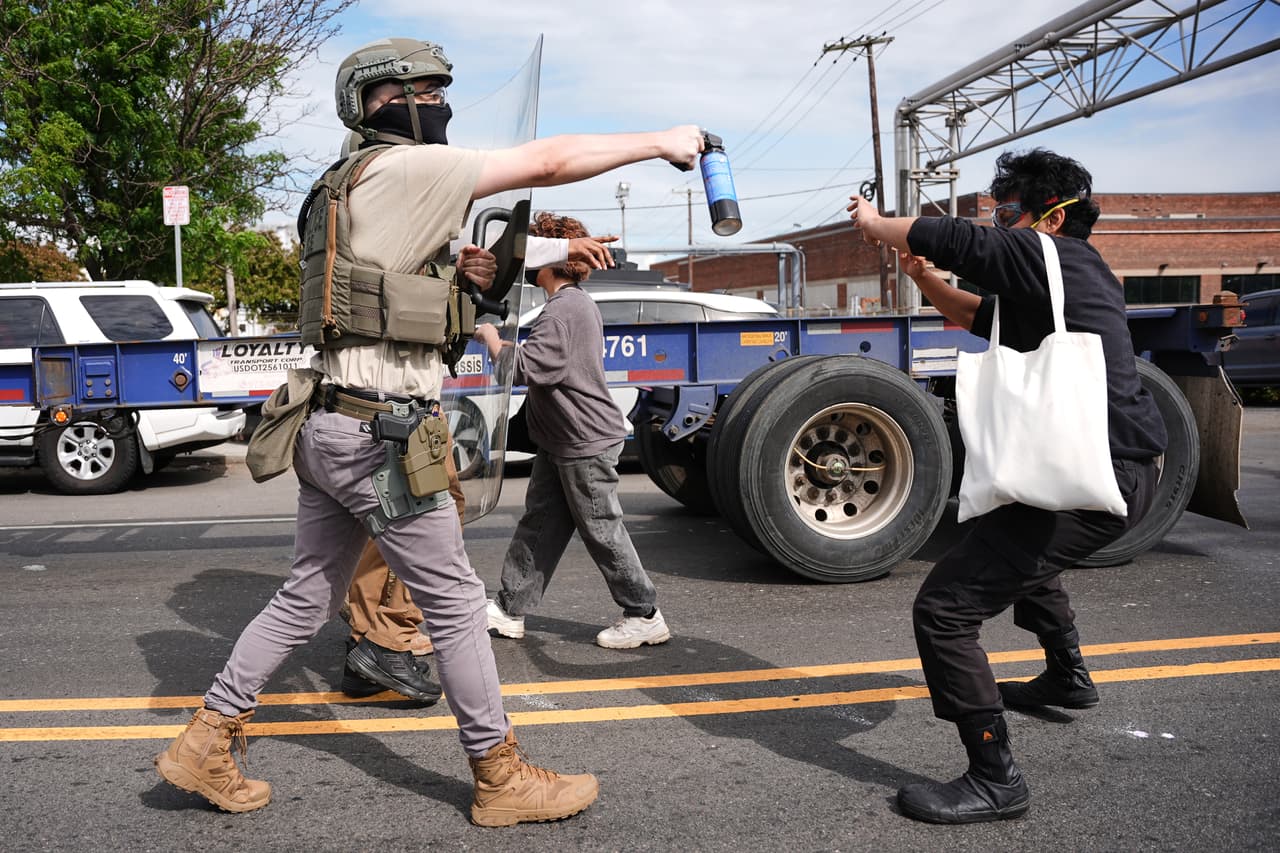 Agentes de ICE se enfrentan a los manifestantes en el centro de detención de Delaney Hall, en Nueva Jersey