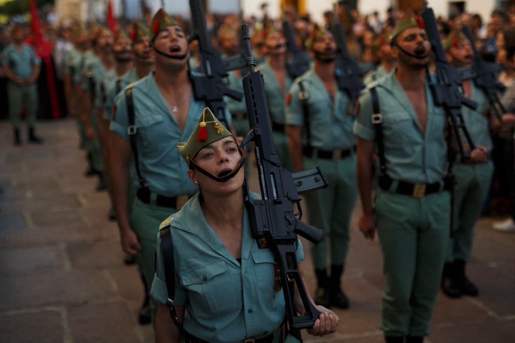 Soldados de la Legión y la Hermandad de la Caridad forman parte de la procesión en las calles de Córdoba.