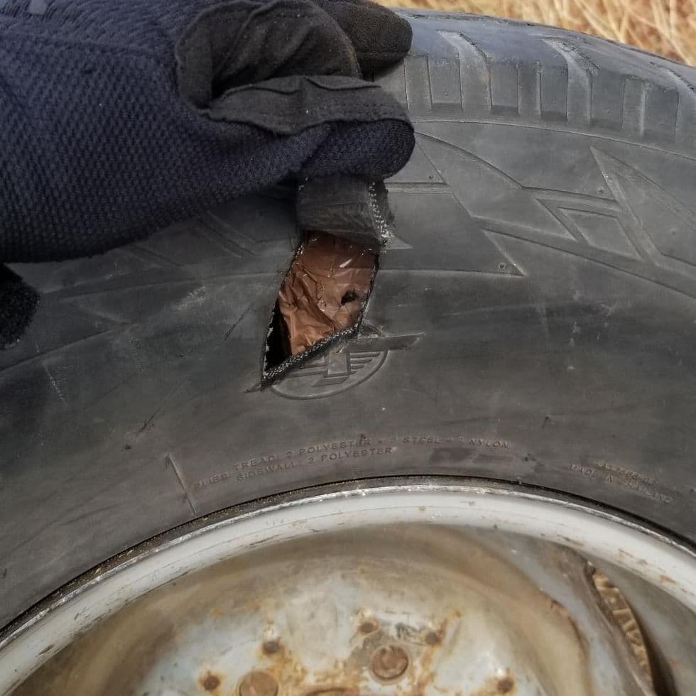 Detuvieron un vehículo al norte de Sasabe. Luego de una alerta de un perro entrenado K9, se descubrieron 58 paquetes que contenían más de 66 libras de metanfetamina en la llanta de refacción. El conducto, un ciudadano estadounidense y la evidencia fueron entregados al Departamento de Investigaciones de Seguridad Interna