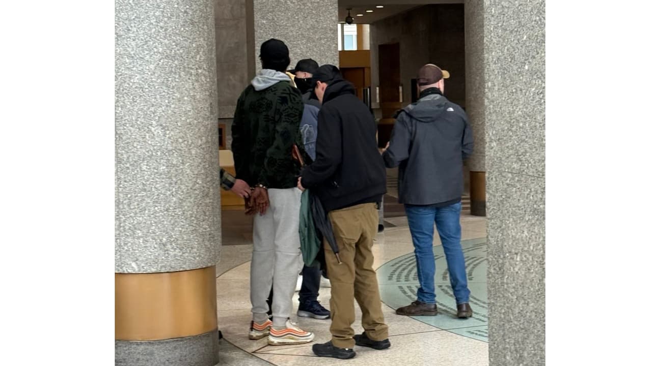 Agentes de la Agencia de Control de Inmigración y Aduanas (ICE, por sus siglas en inglés) vestidos de civil, y con algunos cubriendo sus rostros parcialmente con tapabocas, arrestan a un inmigrante a la salida de una corte migratoria en Nueva York, durante el mes de mayo de 2025.