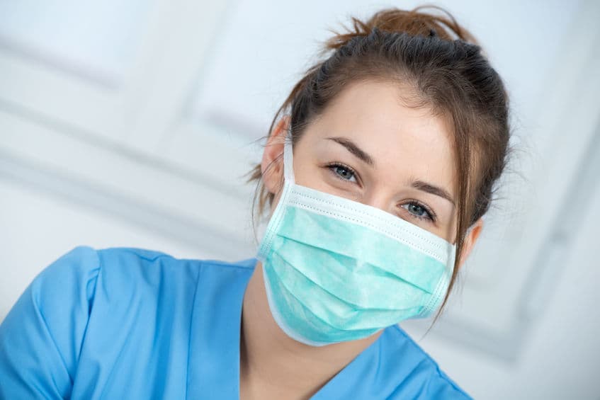 <b>Usa la mascarilla apropiadamente. </b>Es importante que cubra tanto la nariz como la boca. Debemos tener en cuenta que al estar en el sol muy probablemente la mascarilla nos hará sentir incómodos; sin embargo, no hay que quitárnosla.