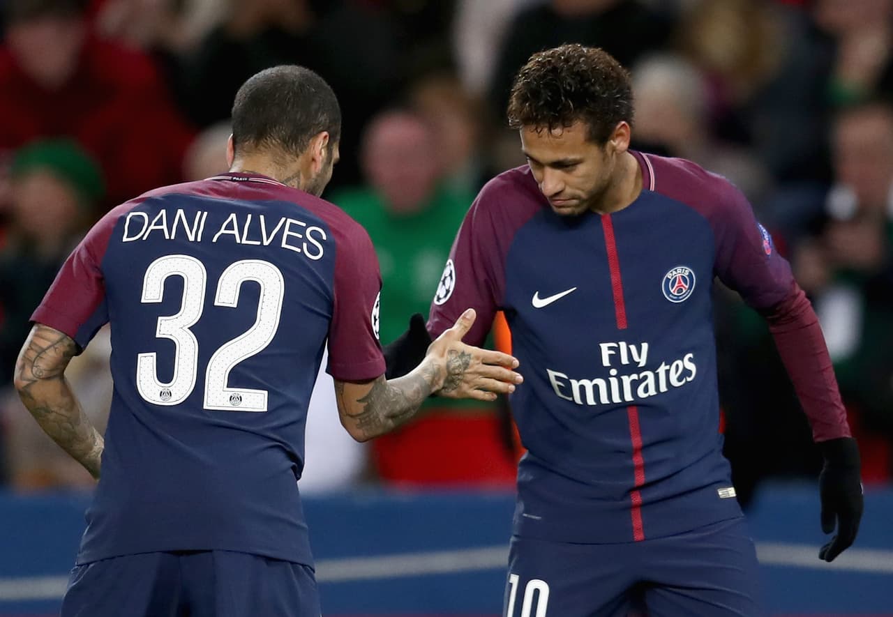 El gran socio de Neymar en el PSG es su compatriota y excompañero en Barcelona, Dani Alves. El lateral derecho busca que el crack tenga el mejor ambiente posible en su equipo.