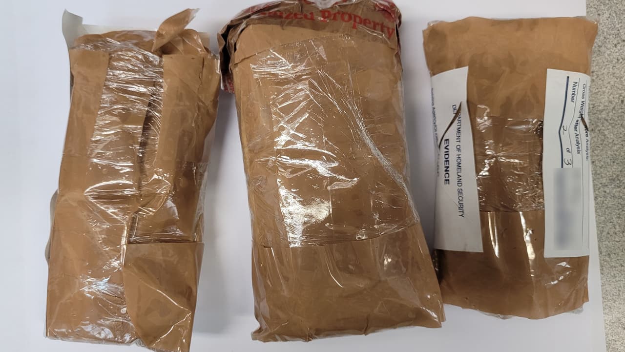 Así estaba envuelta la droga incautada en el cuerpo de esta mujer que venía en un autobús de México.