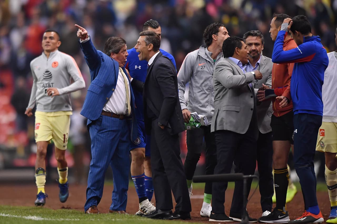 Pedro Caixinha se calienta con Miguel “el Piojo” Herrera previo a perder la final del Apertura 2018.