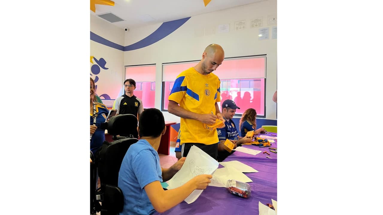 Pizarro ofreció algunos autógrafos durante la convivencia. El equipo de Tigres se prepara para el Clásico Regio contra Rayados en San Antonio.